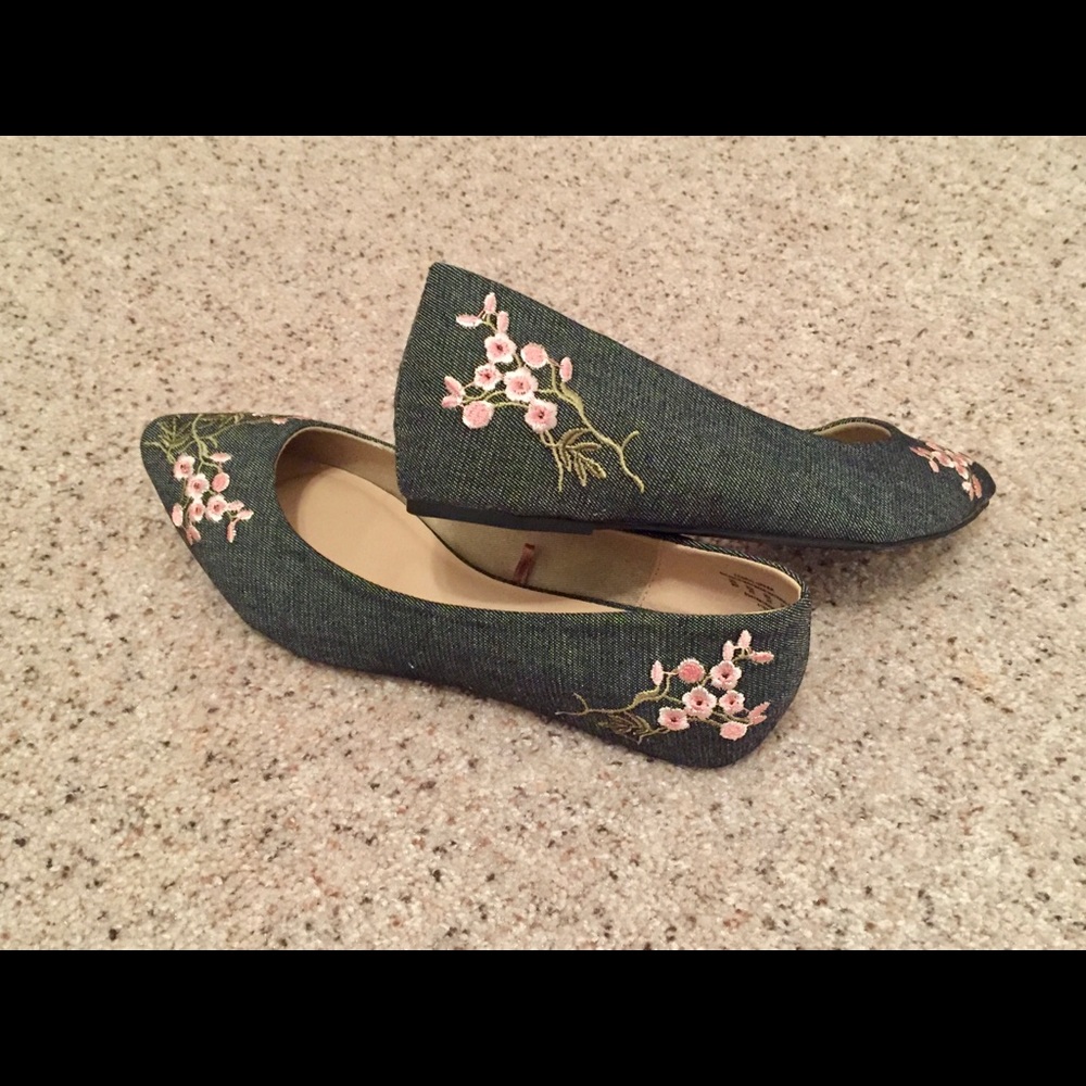 🌸Attention flower embellished flats🌸